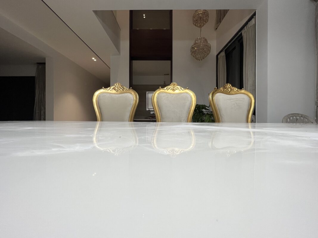 Bring home royal elegance with this 8 Seater Luxury Teak Wood Carved Dining Table in white and gold Italian finish. Handcrafted with premium upholstery and intricate carvings — perfect for modern luxury dining rooms.